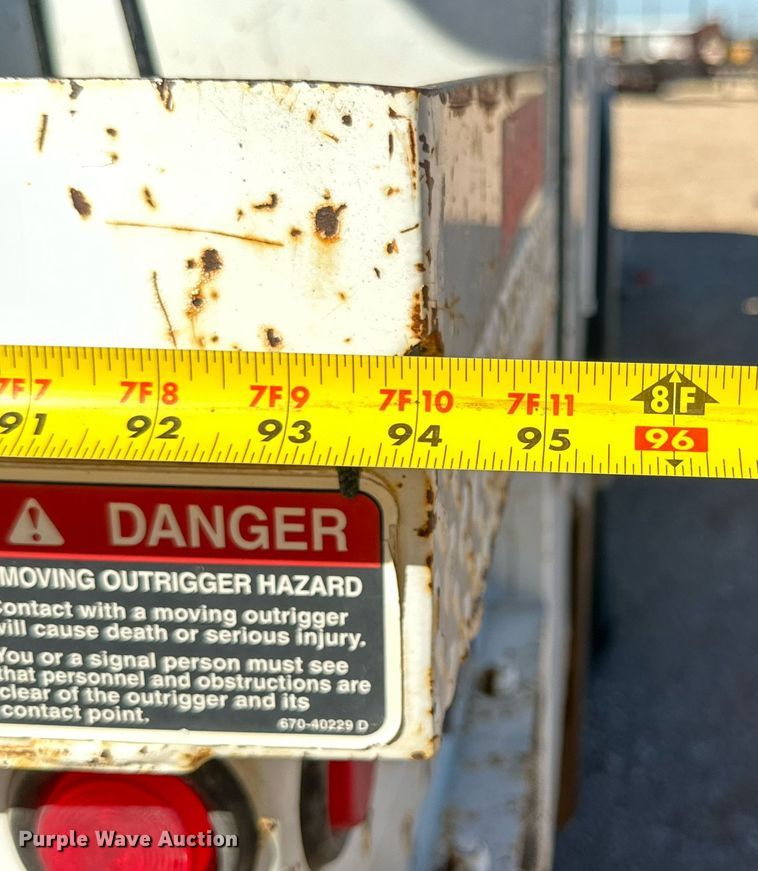 image for item DQ1560 2010 International DuraStar 4300  bucket truck