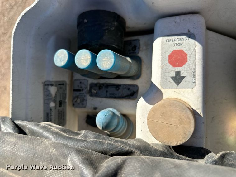 image for item DQ1560 2010 International DuraStar 4300  bucket truck