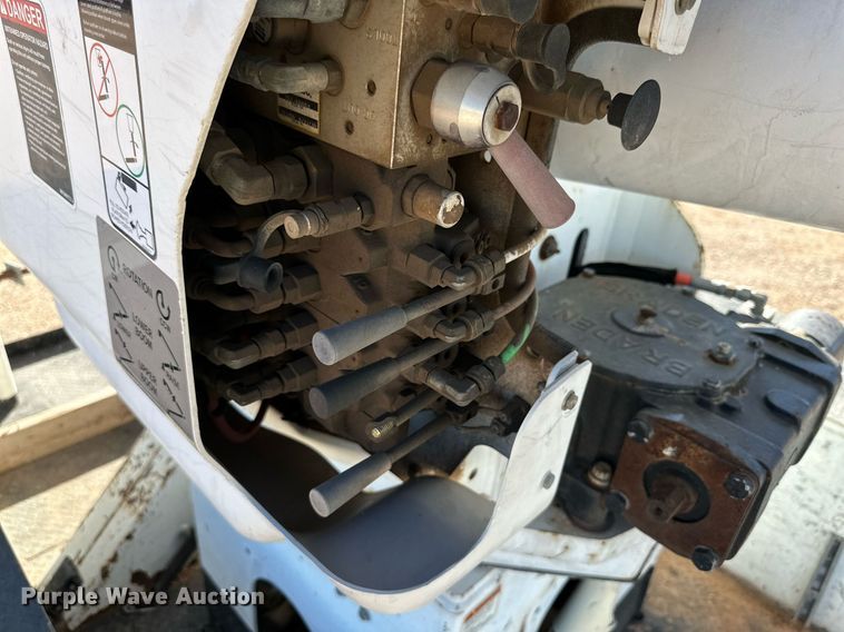 image for item DQ1560 2010 International DuraStar 4300  bucket truck