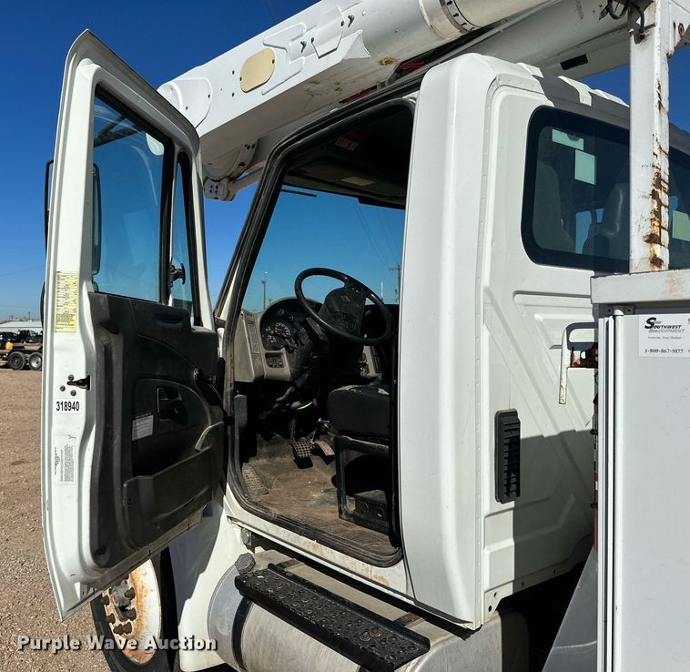 image for item DQ1560 2010 International DuraStar 4300  bucket truck