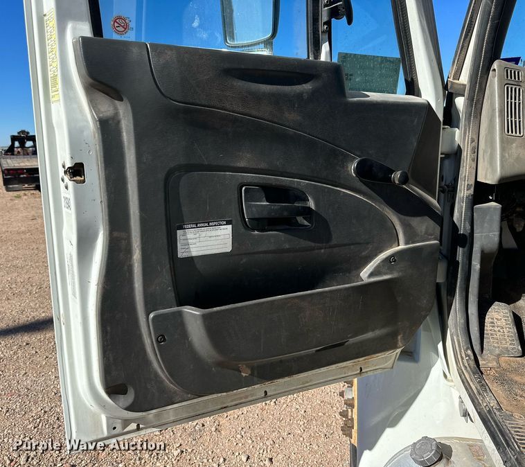 image for item DQ1560 2010 International DuraStar 4300  bucket truck