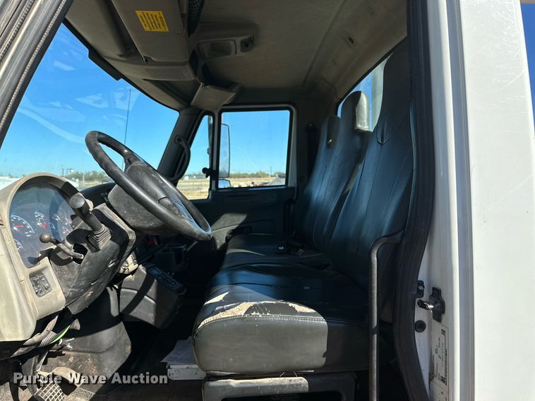 image for item DQ1560 2010 International DuraStar 4300  bucket truck