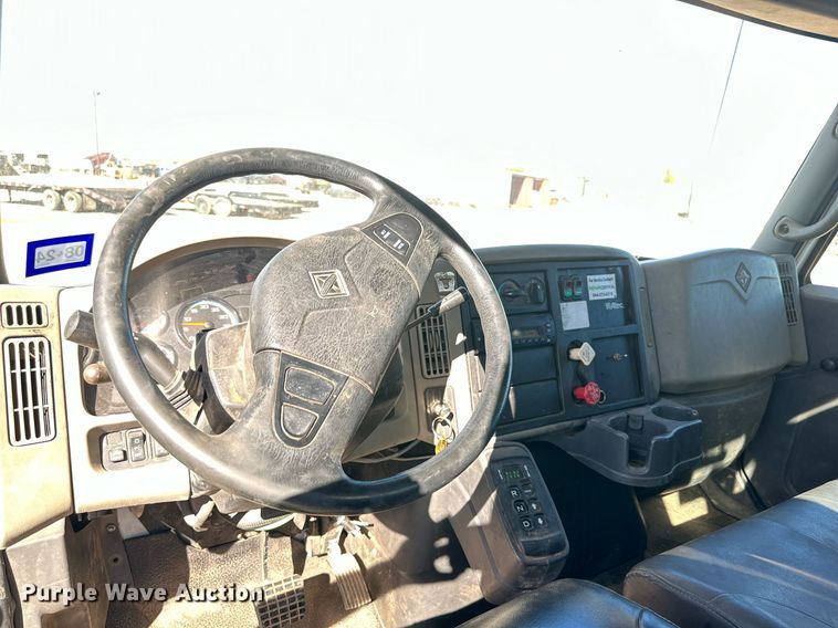 image for item DQ1560 2010 International DuraStar 4300  bucket truck