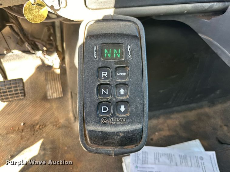 image for item DQ1560 2010 International DuraStar 4300  bucket truck