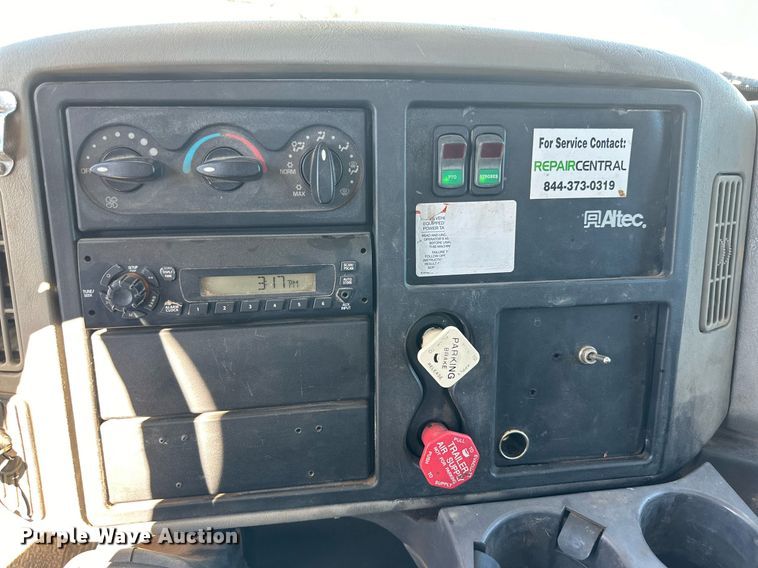 image for item DQ1560 2010 International DuraStar 4300  bucket truck