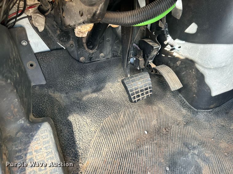 image for item DQ1560 2010 International DuraStar 4300  bucket truck