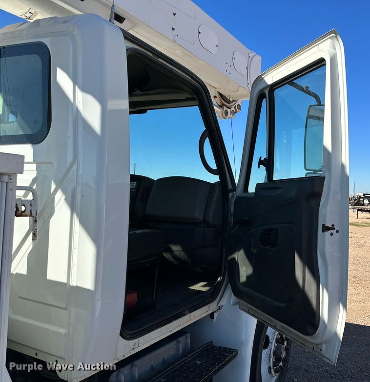 image for item DQ1560 2010 International DuraStar 4300  bucket truck