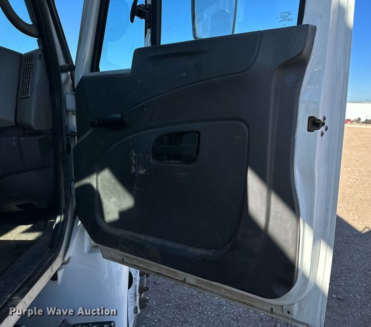 image for item DQ1560 2010 International DuraStar 4300  bucket truck