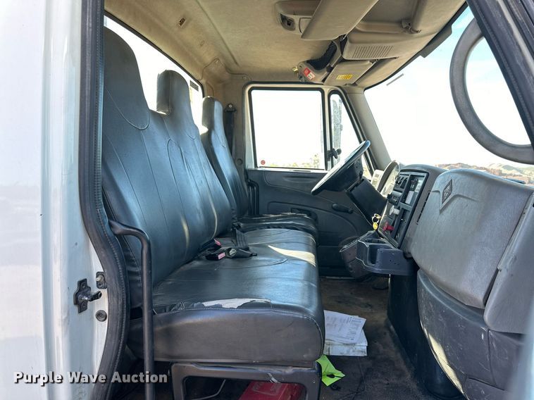 image for item DQ1560 2010 International DuraStar 4300  bucket truck