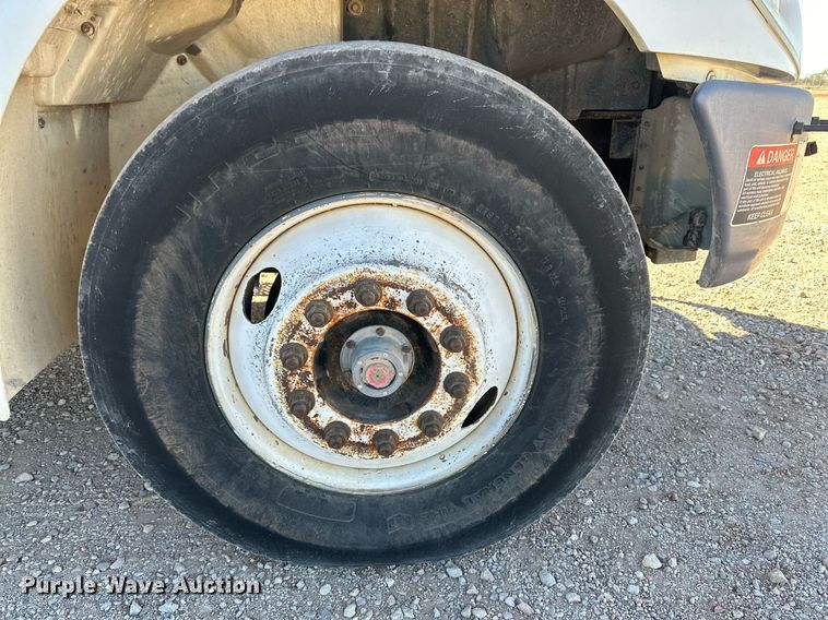 image for item DQ1560 2010 International DuraStar 4300  bucket truck