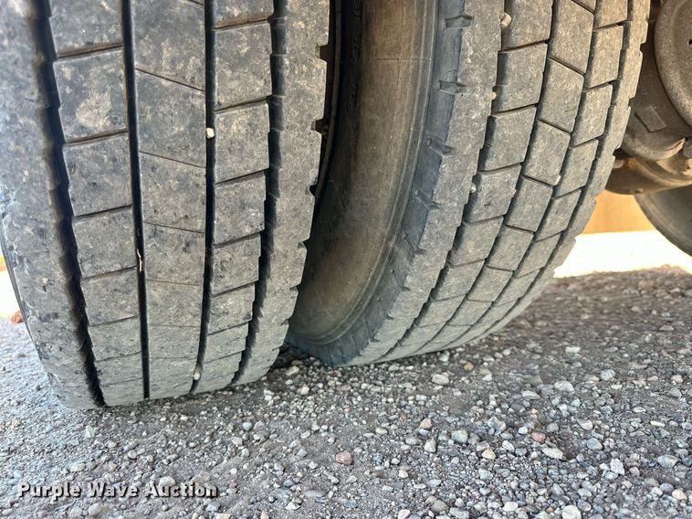 image for item DQ1560 2010 International DuraStar 4300  bucket truck