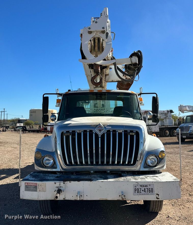 image for item DQ1561 2008 International WorkStar 7400  digger derrick truck