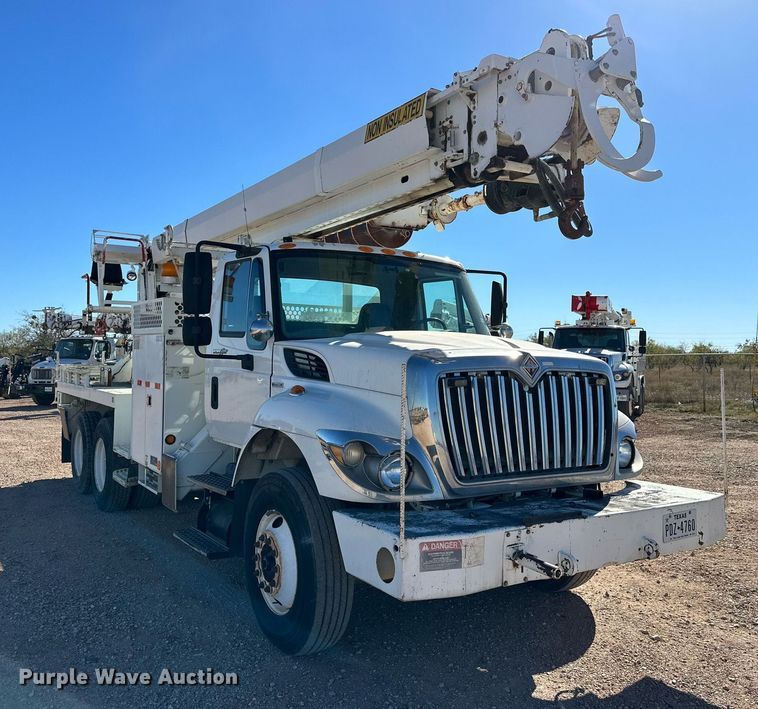 image for item DQ1561 2008 International WorkStar 7400  digger derrick truck