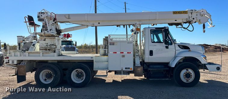 image for item DQ1561 2008 International WorkStar 7400  digger derrick truck