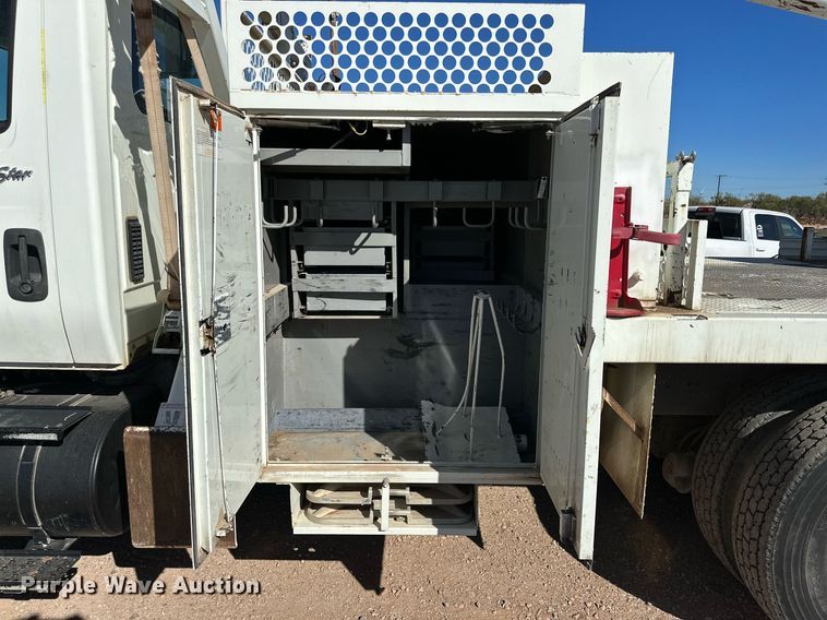 image for item DQ1561 2008 International WorkStar 7400  digger derrick truck