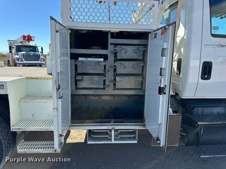 image for item DQ1561 2008 International WorkStar 7400  digger derrick truck