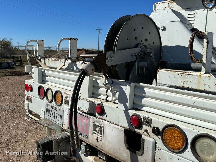 image for item DQ1561 2008 International WorkStar 7400  digger derrick truck