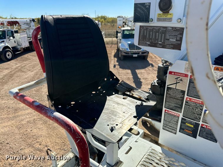 image for item DQ1561 2008 International WorkStar 7400  digger derrick truck