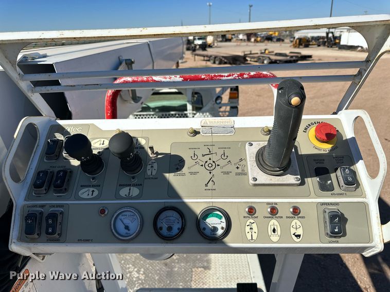 image for item DQ1561 2008 International WorkStar 7400  digger derrick truck