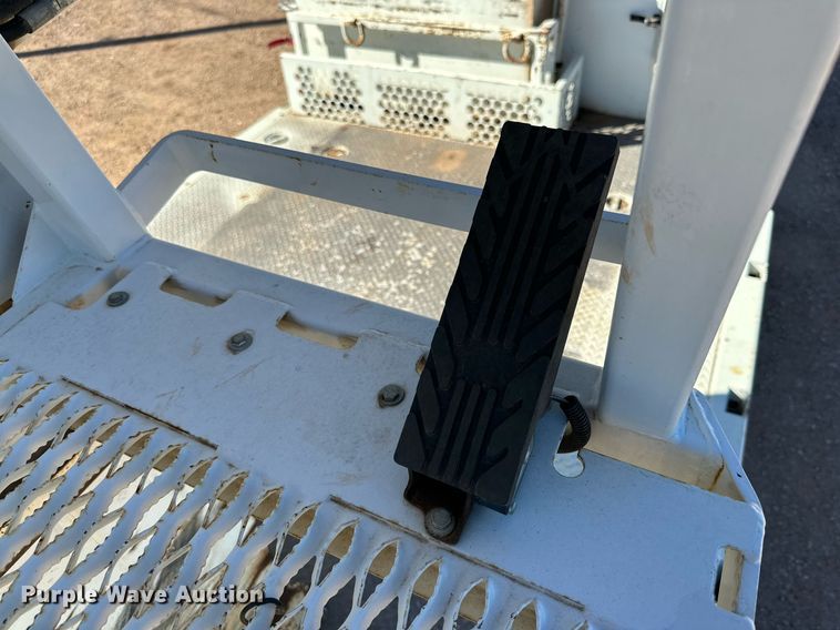 image for item DQ1561 2008 International WorkStar 7400  digger derrick truck