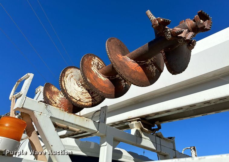 image for item DQ1561 2008 International WorkStar 7400  digger derrick truck