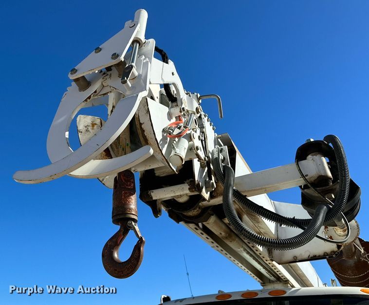 image for item DQ1561 2008 International WorkStar 7400  digger derrick truck