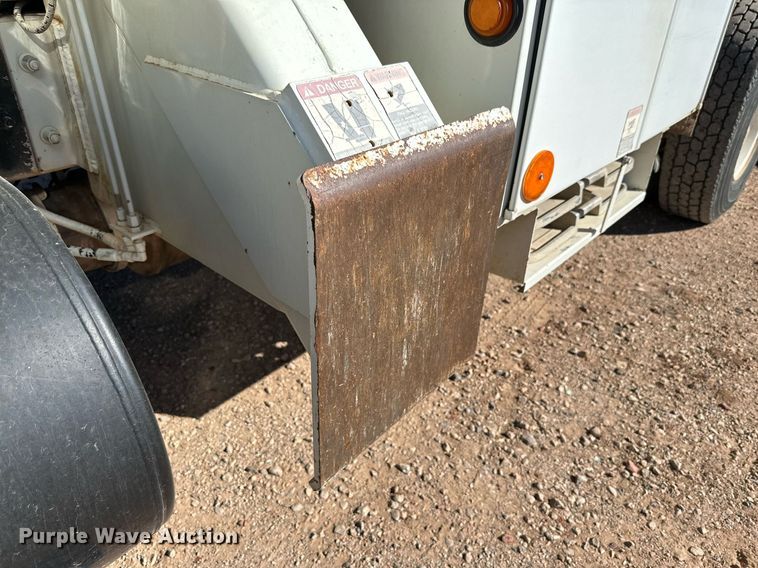 image for item DQ1561 2008 International WorkStar 7400  digger derrick truck