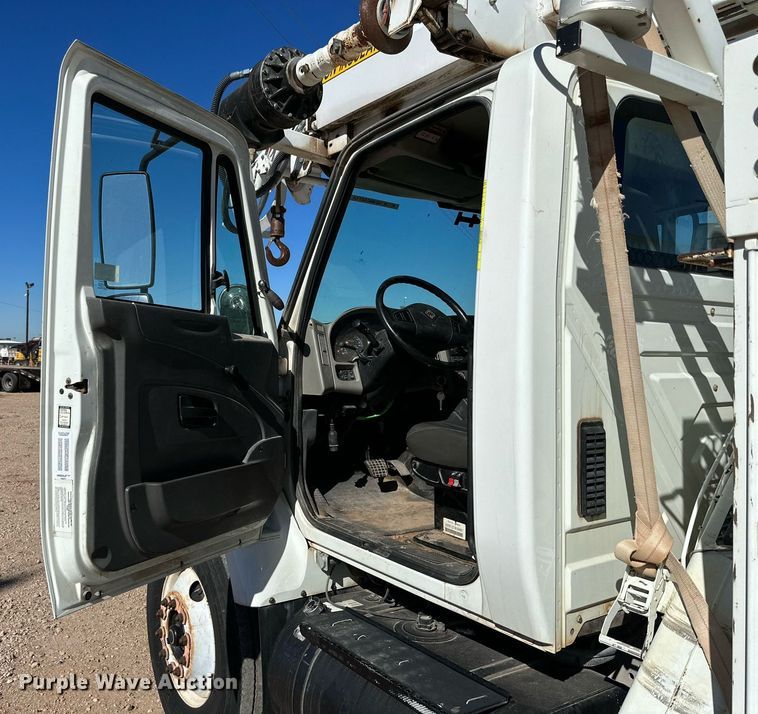image for item DQ1561 2008 International WorkStar 7400  digger derrick truck
