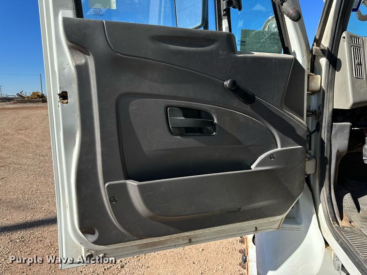 image for item DQ1561 2008 International WorkStar 7400  digger derrick truck