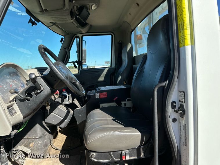 image for item DQ1561 2008 International WorkStar 7400  digger derrick truck