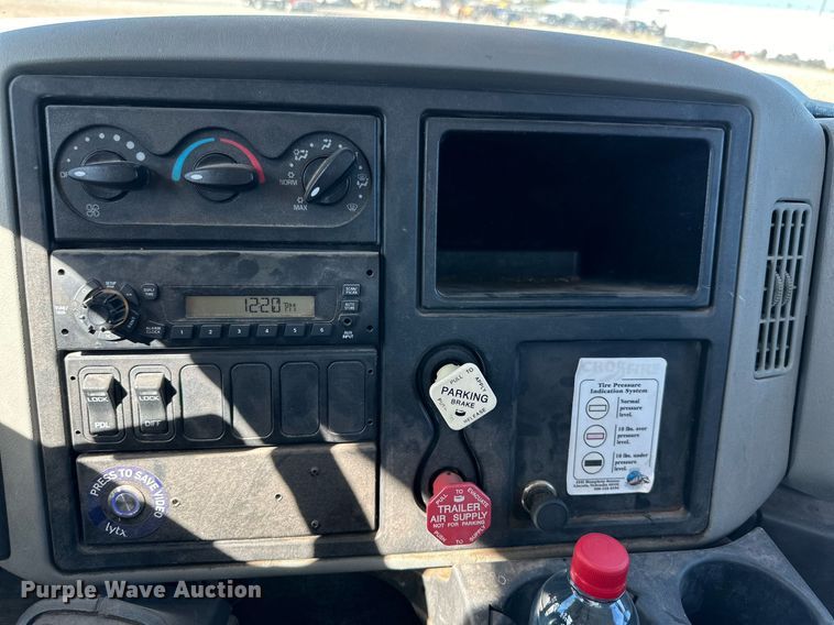 image for item DQ1561 2008 International WorkStar 7400  digger derrick truck