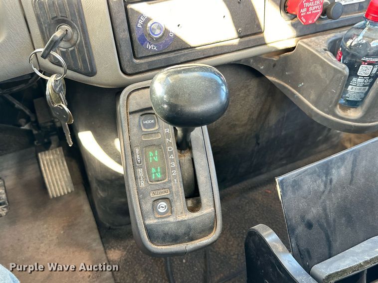 image for item DQ1561 2008 International WorkStar 7400  digger derrick truck