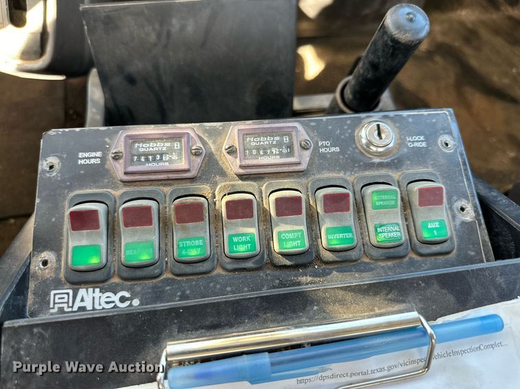 image for item DQ1561 2008 International WorkStar 7400  digger derrick truck