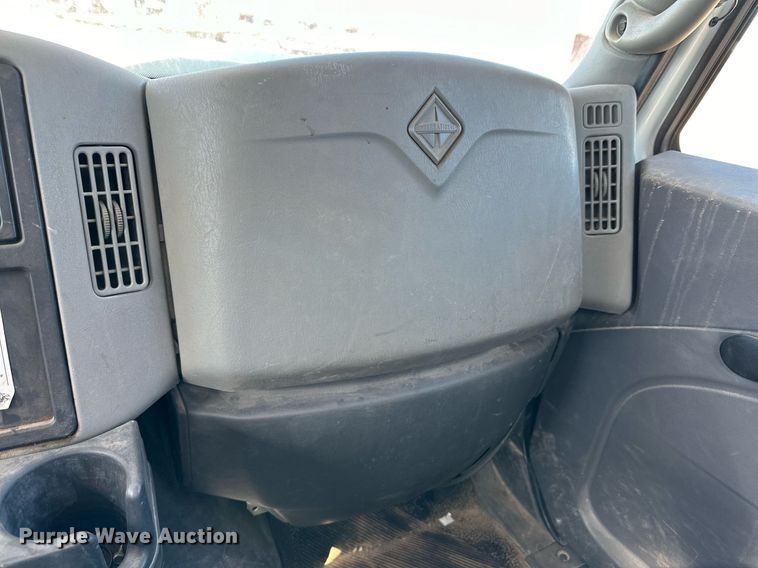 image for item DQ1561 2008 International WorkStar 7400  digger derrick truck