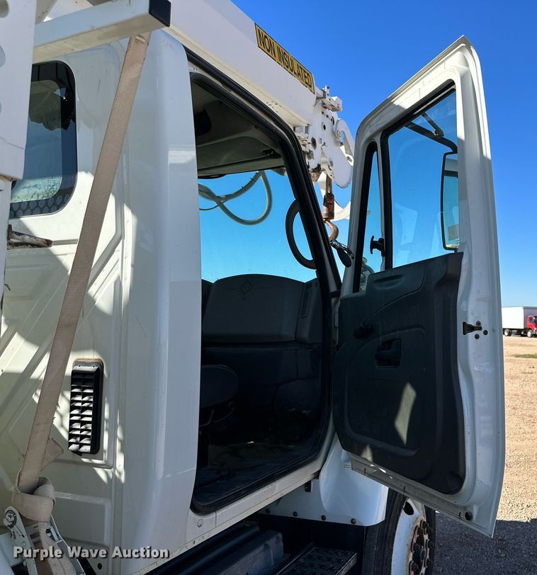 image for item DQ1561 2008 International WorkStar 7400  digger derrick truck