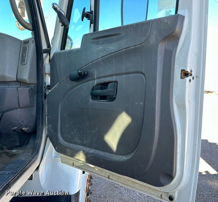 image for item DQ1561 2008 International WorkStar 7400  digger derrick truck