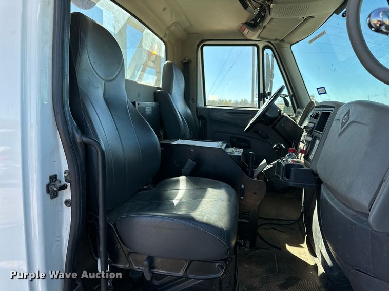 image for item DQ1561 2008 International WorkStar 7400  digger derrick truck