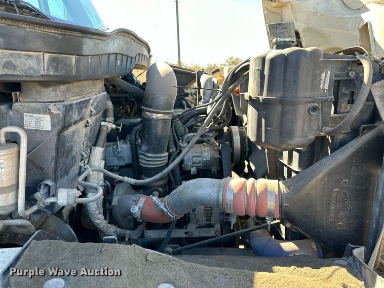 image for item DQ1561 2008 International WorkStar 7400  digger derrick truck