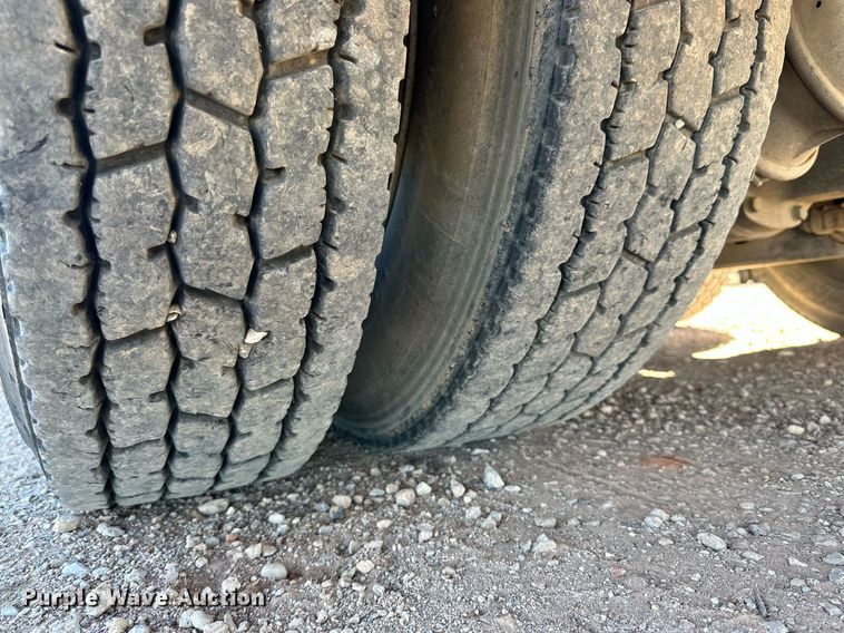 image for item DQ1561 2008 International WorkStar 7400  digger derrick truck