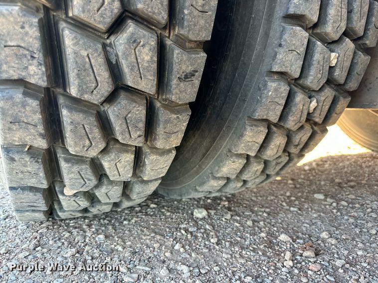 image for item DQ1561 2008 International WorkStar 7400  digger derrick truck