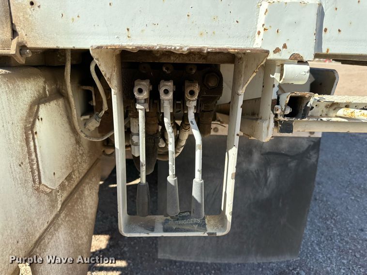 image for item DQ1561 2008 International WorkStar 7400  digger derrick truck