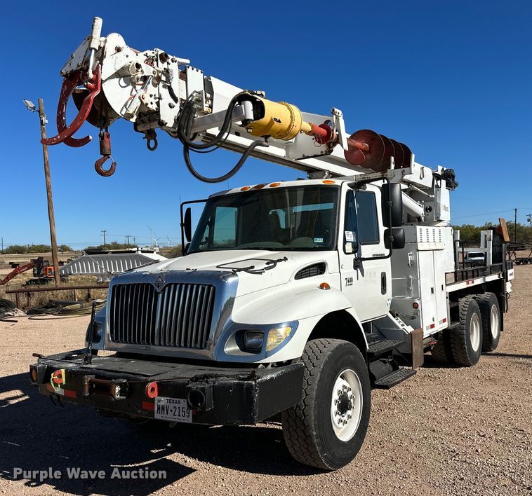 image for item DQ1562 2006 International 7400  digger derrick truck