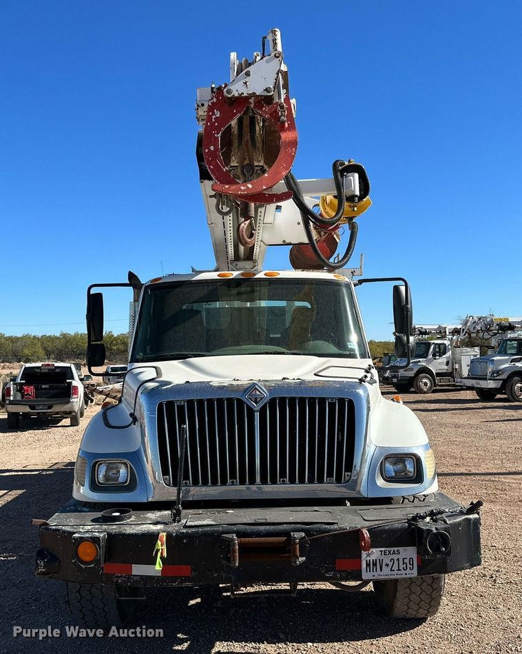 image for item DQ1562 2006 International 7400  digger derrick truck
