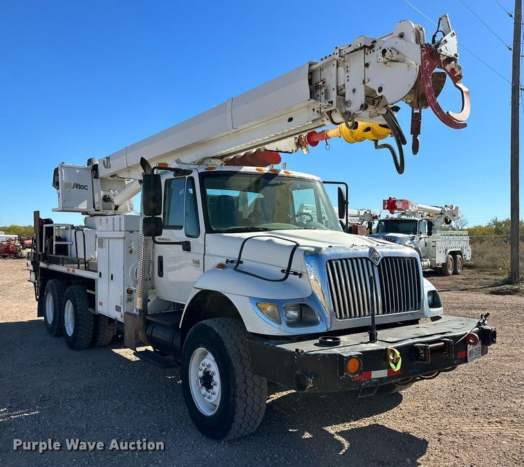 image for item DQ1562 2006 International 7400  digger derrick truck