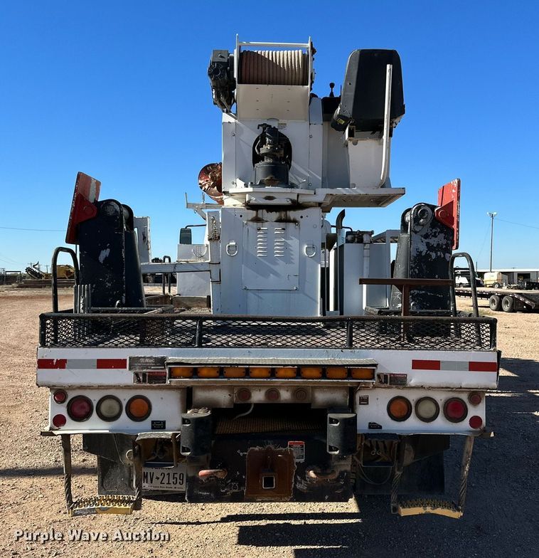 image for item DQ1562 2006 International 7400  digger derrick truck