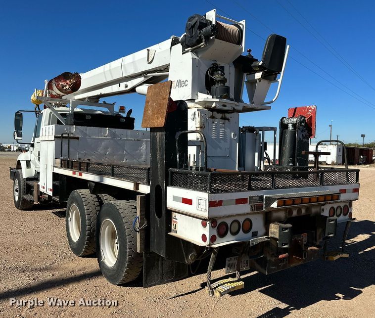 image for item DQ1562 2006 International 7400  digger derrick truck