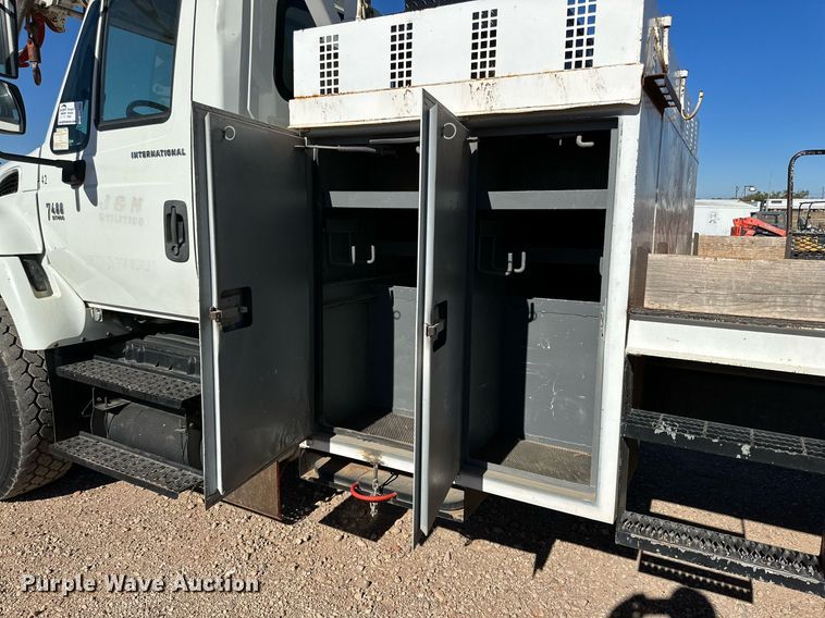 image for item DQ1562 2006 International 7400  digger derrick truck