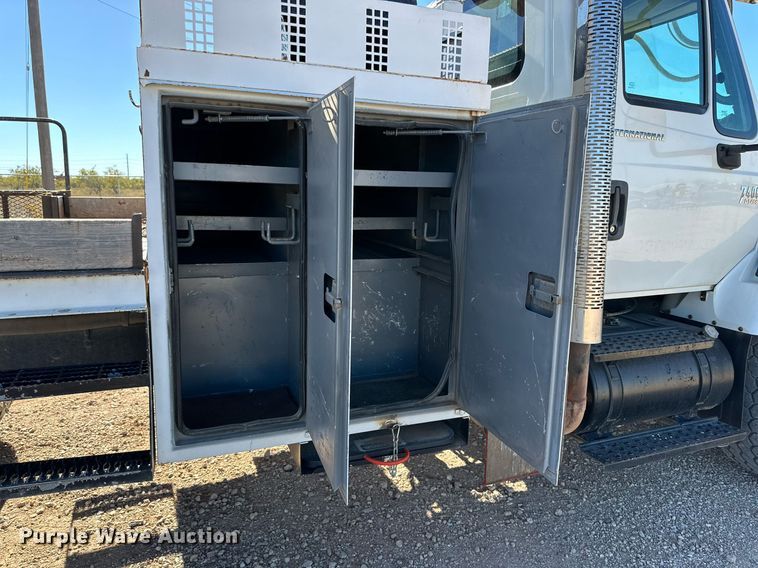 image for item DQ1562 2006 International 7400  digger derrick truck