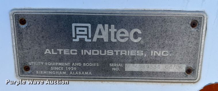 image for item DQ1562 2006 International 7400  digger derrick truck