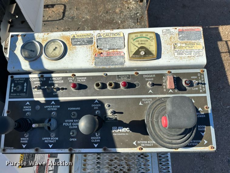 image for item DQ1562 2006 International 7400  digger derrick truck